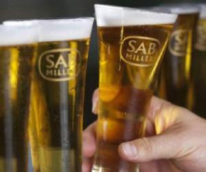 SABMiller rechazó el jueves por tercera vez una propuesta de fusión de InBev, que había elevado la oferta a 68.000 millones de libras esterlinas (US$103.000 millones), a 42,15 libras por acción.