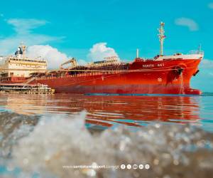 <i>La embarcación Bonita Aki, que arribó a la costa del Atlántico el pasado 10 de julio, completó la descarga de un total de 23.798 barriles (unos 999.518 galones) de alcohol carburante. Fotod e cortesía</i>