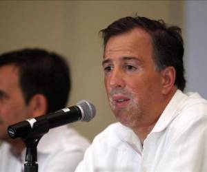 El secretario de Relaciones Exteriores de México, José Antonio Meade Kuribreña (derecha), junto a Ildefonso Guajardo Villarreal (izquierda), secretario de Economía del mismo país. (Foto: EFE).