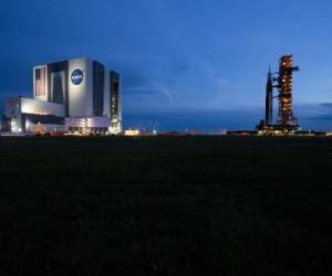 El cohete lunar no tripulado Artemis I regresa al edificio de ensamblaje de vehículos en el Centro Espacial Kennedy en Florida el 27 de septiembre de 2022, mientras Florida se prepara para el huracán Ian. (Foto de Jim WATSON / AFP)