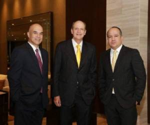 Amador Carballido (presidente de la Junta Directiva de G&T Continental -BMF-), Flavio Montenegro (gerente general de Grupo Financiero G&T Continental) y Fabio Martínez (gerente general de G&T Continental -BMF-). (Foto: Cortesía).