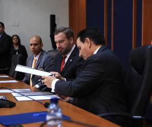 <i>Fotografía cedida por el Gobierno de Guatemala que muestra al ministro de gobernación de Guatemala, Antonio Villeda (d), junto al embajador de Estados Unidos en Guatemala, Tobbin Bradley (c), durante la firma del acuerdo de intercambio de información, que busca reforzar el control y la seguridad del sistema penitenciario y combatir a grupos catalogados como terroristas. EFE/ Gobierno de Guatemala </i>
