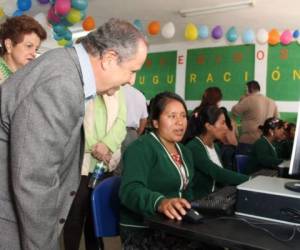 Personeros de cbc en la inauguración de los laboratorios tecnológicos. Cortesía: cbc