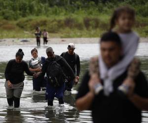 <i>Fotografía de archivo de migrantes que cruzan el río Tuquesa luego de atravesar la selva del Darién en el Darien (Panamá). EFE/ Bienvenido Velasco</i>