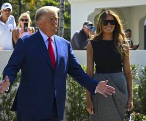 Trump y Melania votaron en Florida por el gobernador republicano Ron DeSantis, quien puede ser rival de Trump en las internas republicanas.