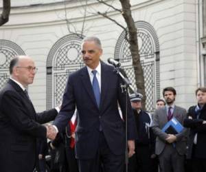 El secretario de Justicia de EEUU Eric Holder saluda al ministro francés de Interior Bernard Cazeneuve en Paris. (Foto: AFP)