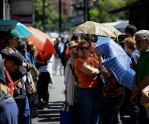 Según Cendas, una ONG que monitorea el costo de vida, en septiembre se requerían seis salarios mínimos para cubrir la canasta básica en Venezuela. (Foto: AFP).