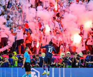 <i>Ousmane Dembele durante el partido Final de la Liga de Campeones UEFA entre Paris Saint-Germain y Arsenal en el estadio Puskas Arena en Budapest, Hungría. EFE/EPA/Robert Hegedus</i>