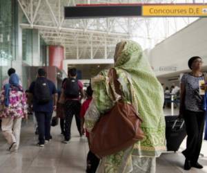 Pasajeros caminan en el Aeropuerto Internacional de Washington en Baltimore, MD. AFP PHOTO / JIM WATSON