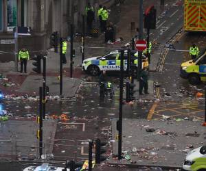 <i>Vista general este lunes, 26 de mayo, de las escena de un atropello múltiple en la ciudad de Liverpool (Inglaterra), luego de que un vehículo colisionara contra decenas de aficionados del club de fútbol más popular de esta ciudad, que celebraban el título de la Premier League del balompié local. EFE/Adam Vaugha</i>
