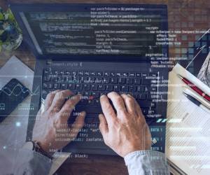 <i>En un mercado laboral cada vez más automatizado, la verdadera ventaja competitiva podría estar, por tanto, no en hacer todo con tecnología. Foto de iStock</i>