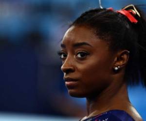 El intento de Simone Biles de conseguir su primera medalla de oro olímpica terminó después de una sola rotación tras verse obligada a retirarse de la final por equipos por un “problema médico”. (Photo by Loic VENANCE / AFP)