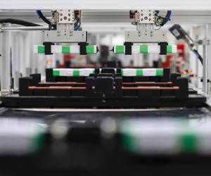 <i>Baterías para vehículos eléctricos en la línea de montaje de la Gigafábrica de Baterías Avanzadas del Grupo Tecnológico Hon Hai (Foxconn), en Kaohsiung, Taiwán, 7 de noviembre de 2025 (publicado el 21 de noviembre de 2025). El Día Tecnológico Hon Hai (HHTD) de este año se centra en el tema «Acelerando la imaginación», destacando la integración completa de la IA en las tres plataformas inteligentes de Hon Hai (Foxconn) y la estrategia «3+3+3» del Grupo. El evento incluirá exposiciones temáticas, ponencias magistrales y foros simultáneos para ilustrar cómo la IA impulsa la transformación del mundo real al acelerar la innovación, ampliar la adopción de tecnología y promover el desarrollo industrial. EFE/EPA/RITCHIE B. TONGO</i>