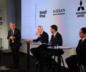 <i>(De izquierda a derecha) El director ejecutivo de Renault, Luca de Meo, el presidente de Renault, Jean-Dominique Senard, el director ejecutivo de Nissan, Makoto Uchida, y el director ejecutivo de Mitsubishi Motors, Takao Kato, asisten a una conferencia de prensa en Londres el 6 de febrero de 2023. - Los directorios del fabricante de automóviles francés Renault y su socio japonés Nissan aprobaron una revisión importante de su inestable alianza de 24 años luego de meses de negociaciones, anunciaron las compañías. (Foto de Daniel LEAL / AFP)</i>