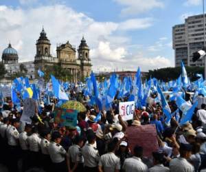 Más de 125.000 personas se reunieron en la Plaza de la Constitución de la capital guatemalteca en una intensa jornada de protestas pacíficas contra la corrupción. Los inndignados se manifestaron en todo el país. / AFP PHOTO / JOHAN ORDONEZ