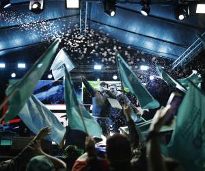 <i>Simpatizante del partido Pueblo Soberano (derechista) sostienen banderas este domingo, en San José (Costa Rica). La politóloga, Laura Fernández lidera con el 53,1 % de votos válidos las elecciones presidenciales en Costa Rica, escrutadas 31,14 % de las mesas, informó en su primer corte preliminar de resultados el Tribunal Supremo de Elecciones (TSE). EFE/ Jeffrey Arguedas</i>