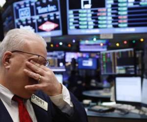 Wall Street a ouvert en lÃ©gÃ¨re baisse mardi, dans l'attente de la publication des premiers rÃ©sultats d'entreprise trimestriels, banques en tÃªte vendredi. Dans les premiers Ã©changes, l'indice Dow Jones perd 29,61 points, soit 0,15%. Le Standard & Poor's 500, plus large, recule de 0,02% et le Nasdaq Composite prend 0,13%. /Photo prise le 13 dÃ©cembre 2016/REUTERS/Lucas Jackson