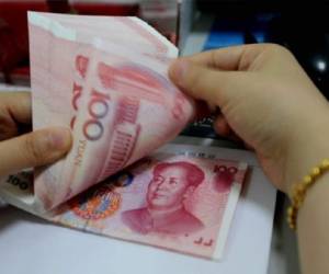 Para Pekín es un arma de doble filo: una devaluación duradera del yuan podría acelerar los flujos de capitales fuera de China, si los inversores temen el hundimiento del valor de sus activos.