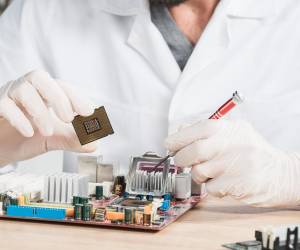 <i>El empleo del sector electrónico de Costa Rica aumentó de 3.400 a 4.500 trabajadores entre 2010 y 2020. Foto de iStock</i>