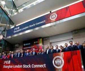 Britain's Chancellor of the Exchequer Philip Hammond (C) and Chinese Vice-Premier Hu Chunhua (C-R) react after the opening of the markets at the London Stock Exchange in London on June 17, 2019. (Photo by HENRY NICHOLLS / POOL / AFP)