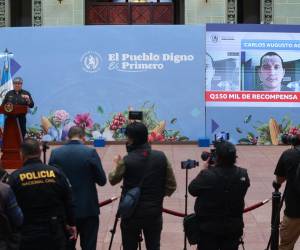 <i>El ministro de Gobernación (Interior) de Guatemala, Francisco Jiménez, habla en una rueda de prensa este lunes, en el Palacio Nacional de la Cultura en Ciudad de Guatemala (Guatemala). Jiménez ofreció una recompensa de casi 20.000 dólares por la captura de cada uno de los 20 pandilleros del 'Barrio 18' que se fugaron de una cárcel, toda vez que aseguró que no renunciará a su cargo. EFE/ Mariano Macz</i>