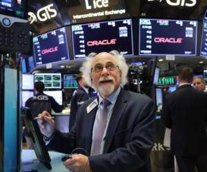 NEW YORK, NY - OCTOBER 16: Traders work on the floor of the New York Stock Exchange (NYSE) on October 16, 2018 in New York City. After ending lower four out of the previous five trading sessions, the Dow Jones industrial average rallied 2.17%, 0r nearly 550 points. Spencer Platt/Getty Images/AFP