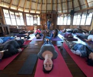 La gente participa en una clase de yoga durante un retiro espiritual en Pandavas’ Paradise Resort en la reserva natural Chapada dos Veadeiros, municipio de Alto Paraíso, estado de Goiás, Brasil, el 17 de junio de 2022. - Famoso por sus cascadas y senderos naturales que durante décadas han atrajo a quienes buscaban una ruptura con las grandes ciudades, la Chapada dos Veadeiros, a 230 kilómetros de la capital del país, Brasilia, está fortaleciendo su perfil místico y vive un nuevo auge de retiros a raíz de la pandemia. (Foto por EVARISTO SA / AFP)