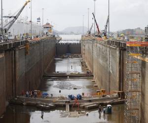 <i>Fotografía de archivo de personas que trabajan en labores de reacondicionamiento y mantenimiento preventivo en cámara seca en las esclusas de Pedro Miguel del Canal de Panamá (Panamá). EFE/Bienvenido Velasco</i>