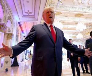 El expresidente de los Estados Unidos, Donald Trump, habla con los medios de comunicación durante un evento de la noche de las elecciones en Mar-a-Lago el 08 de noviembre de 2022 en Palm Beach, Florida. Trump habló mientras la nación espera los resultados de la votación en las elecciones de mitad de período. (Foto de JOE RAEDLE/GETTY IMAGES NORTH AMERICA/Getty Images vía AFP)