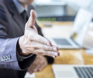 <i>Las entrevistas no sirven únicamente para que la empresa evalúe al candidato; también representan una oportunidad para que las personas descubran si realmente existe compatibilidad con la organización. ijeab / Getty Images/iStockphoto</i>