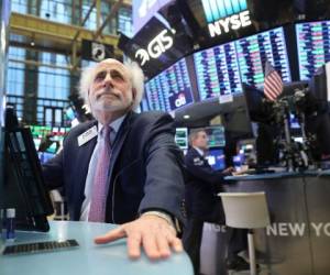 NEW YORK, NY - FEBRUARY 06: Traders work on the floor of the New York Stock Exchange (NYSE) on February 6, 2018 in New York City. Following Monday's over 1000 point drop, the Dow Jones Industrial Average closed up over 500 points. Spencer Platt/Getty Images/AFP