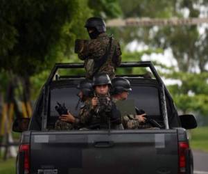 Soldados de las Fuerzas Especiales de Reacción patrullan las calles de Ilopango, en San Salvador, el pasado 22 de julio. (Foto: AFP)