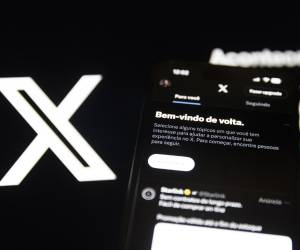 <i>Los algoritmos influyen no solo en lo que los usuarios ven, sino también en el entorno político digital en el que habitan, advierten. EFE/ Isaac Fontana</i>