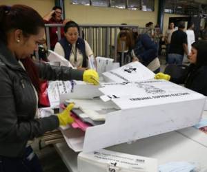 El conteo se paralizó el viernes con 94,45% de las mesas escrutadas, que daban una pequeña ventaja a Hernández, del derechista Partido Nacional, de 42,92% sobre 41,42% de Nasralla. (Foto: laprensa.hn).
