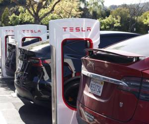 <i>Fotografía de archivo, tomada el pasado 22 de abril, en la que se captó la parte trasera de varios automóviles eléctricos de la compañía estadounidense Tesla, en Walnut Creek (California, EE.UU.EFE/John G. Mabanglo</i>
