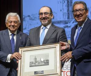 <i> Sergio Díaz-Granados (c), presidente ejecutivo de CAF (Banco de Desarrollo de América Latina), ha recibido, de manos de el presidente de la Fundación Cajasol, Antonio Pulido (d), y el presidente de la Cámara de Comercio de Sevilla, Francisco Herrero (i), un reconocimiento en la séptima edición del Premio Iberoamericano Torre del Oro promovida por la Cámara de Comercio de Sevilla, en colaboración con la Fundación Cajasol. EFE/ Raúl Caro.</i>