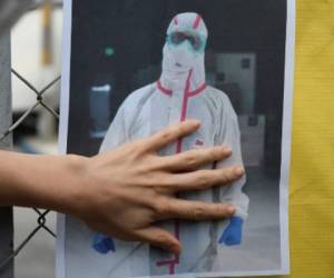 El doctor Óscar Guillermo Hernández Alonzo falleció por Covid-19. Sus colegas que trabajaron junto a él en el hospital temporal del Parque de la Industria le rindieron homenaje. (Johan ORDONEZ / AFP)