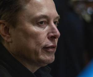 <i>Fotografía del 10 de abril de 2025 del consejero delegado de Tesla y asesor principal del presidente de EEUU, Donald Trump, Elon Musk, observando durante una reunión del Gabinete en la Casa Blanca en Washington (Estados Unidos). EFE/EPA/ Shawn Thew / Pool</i>