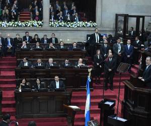 <i>El presidente de Guatemala, Bernardo Arévalo de León (c), habla en el salón de sesiones del Palacio Legislativo este miércoles, en Ciudad de Guatemala (Guatemala). León cumplió dos años en el cargo, con una aprobación muy por debajo de los índices con los que fue electo en 2023 y a la espera de finalmente relevar en mayo próximo, como dicta la ley, a la fiscal general, Consuelo Porras, su principal antagonista. EFE/ Alex Cruz</i>