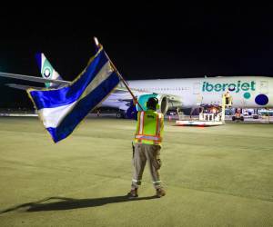 <i>La aerolínea española Iberojet inició sus operaciones entre España y El Salvador, con la llegada del vuelo inaugural procedente de Madrid. Foto de cortesía</i>