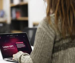 <i>Una mujer consulta la página web de LatamGPT este martes, en Santiago (Chile). Latam GPT se convertirá este septiembre en el primer modelo de lenguaje de Inteligencia Artificial (IA) desarrollado desde Latinoamérica y el Caribe, bajo el liderazgo de Chile, con la finalidad de albergar su conocimiento, reflejar su idiosincrasia, y estar al servicio de las iniciativas de la región. EFE/ Elvis González</i>