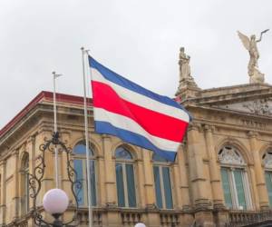 San José, Costa Rica - 17 de mayo de 2014: Vista cercana de la bandera nacional y el Teatro Nacional de Costa Rica en San José, Costa Rica. El edificio está ubicado en la sección central de San José, Costa Rica. Foto iSTOCK