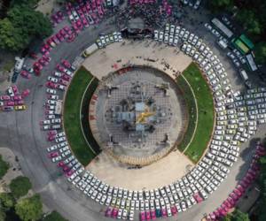 Cientos de taxistas bloquearon este lunes importantes avenidas de Ciudad de México, causando caos vehicular en la megalópolis de más 20 millones de habitantes, para exigir el retiro de aplicaciones de transporte como Uber y Didi.