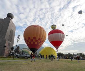<i> Personas asisten al cuarto Festival Internacional del Globo este viernes, en Quito (Ecuador). Más de 20 globos volaron sobre los Andes ecuatorianos en la ciudadela Mitad del Mundo. EFE/ José Jácome... Siga para más.</i>