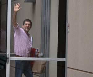 <i>El editor nicaragüense Juan Lorenzo Holmann llega a un hotel en Herndon, Virginia el 9 de febrero de 2023, luego de ser liberado por el gobierno de Nicaragua. (Foto de ANDREW CABALLERO-REYNOLDS / AFP)</i>