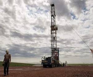 Una torre de perforación de petróleo en Dakota del Norte. La escasa demanda ha ayudado a recortar el precio. (Foto: laprensa.hn).