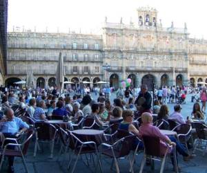 En el conjunto de 2014, España batió por segunda vez consecutiva su récord de turistas con 65 millones de visitantes extranjeros, un 7,1% más que el año anterior. (Foto: Gaceta de Salamanca).