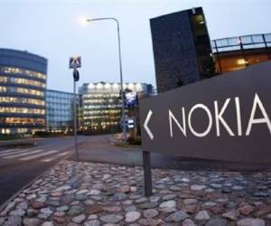 Nokia, puntal de la economía finlandesa, se fue a pique ante la revolución de los smartphones, abandera por el iPhone de Apple. (Foto: Archivo).