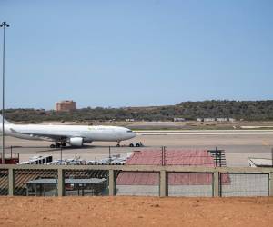 <i>Fotografía de archivo de un avión de la aerolínea Laser en el Aeropuerto Internacional de Maiquetía Simón Bolívar en La Guaira (Venezuela). EFE/ Ronald Peña</i>