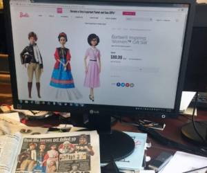 La nueva serie de Barbie se llama Mujeres inspiradoras y presenta, entre otras grandes mujeres en la historia a la piloto Amelia Earhart, la pintora Frida Kahlo y la matemática Katherine Johnson. Foto AFP.